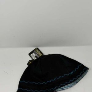 Gorra luminosa con costuras negras y azules