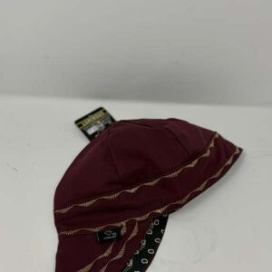 Giorgino- Gorra con costuras guinda (maroon) y dorado.