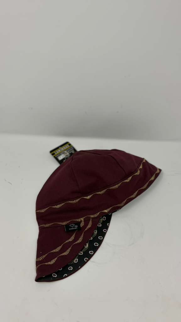 Giorgino- Gorra con costuras guinda (maroon) y dorado.