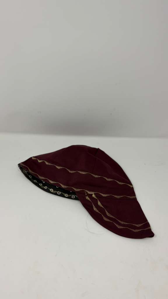 Giorgino- Gorra con costuras guinda (maroon) y dorado. - Image 2